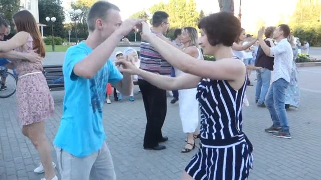 Танцы на Театральной площади г. Сыктывкара 22.07.2018 - 04 смотреть онлайн