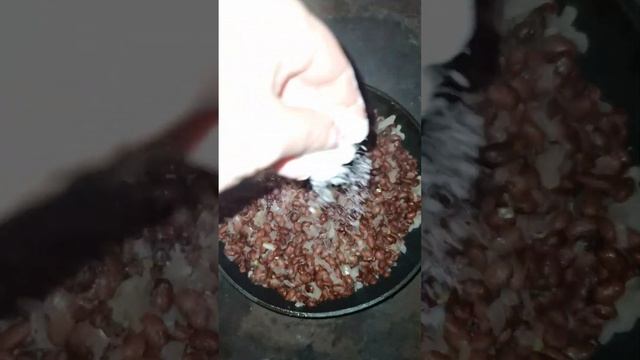 ЖАРЮ ФАСОЛЬ С ЛУКОМ #shorts смотреть онлайн