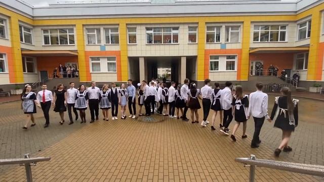 Последний звонок 2021. Прощальный вальс (съемка снизу) смотреть онлайн