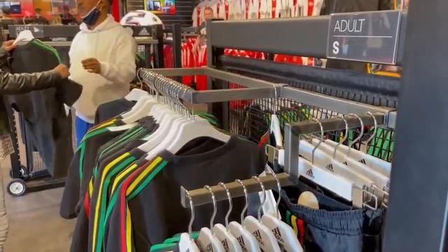 ባንድራችን በ Ajax adidas አያክስ አምስተርዳም የሬጌው ቦብ ማርሊን ከፍ የሚያደርግ አረንጓዴ፣ ቢጫ እና ቀይ ,ቦብ ማርሊ ሲነሳ ኢትዮጵያም ከፍ ትላለ смотреть онлайн