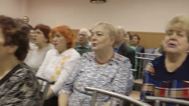 "ПЕСНЯ НЕ ПРОЩАЕТСЯ С ТОБОЙ" ПОЮТ ПЕНСИОНЕРЫ.АККОМПАНИРУЕТ Ф.В.ГИНЗБУРГ. смотреть онлайн