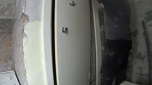 Наш кирпичный дом. Пыли как в пустыне. Вековые слои краски. Продолжаем подготавливать кухню. смотреть онлайн