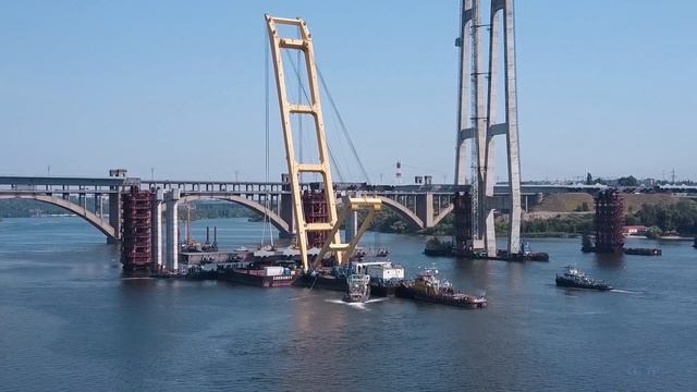 ВАНТОВЫЙ МОСТ ЗАПОРОЖЬЯ. МОНТАЖ ПОСЛЕДНЕЙ СЕКЦИИ ПЛАВУЧИМ КРАНОМ ЗАХАРИЙ. 28 ИЮЛЯ 2021.