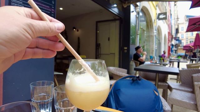 Каркассон, уличное кафе, картонная коктейльная трубочка смотреть онлайн