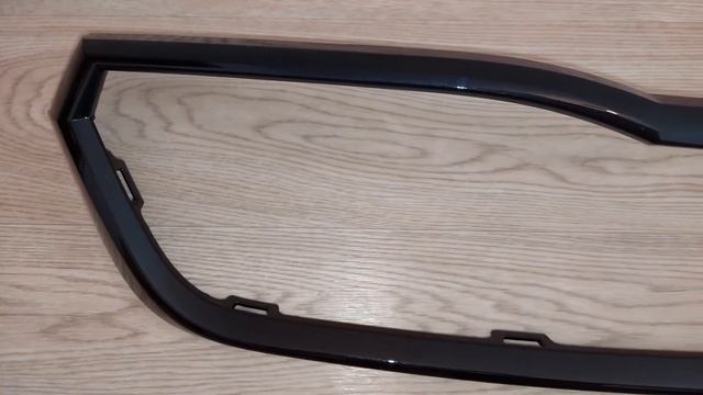 Чёрная глянцевая накладка на решётку радиатора Skoda Rapid 2 смотреть онлайн