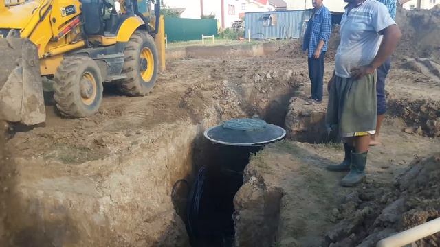 Закладка канализационных труб прошла успешно, зарываем. смотреть онлайн
