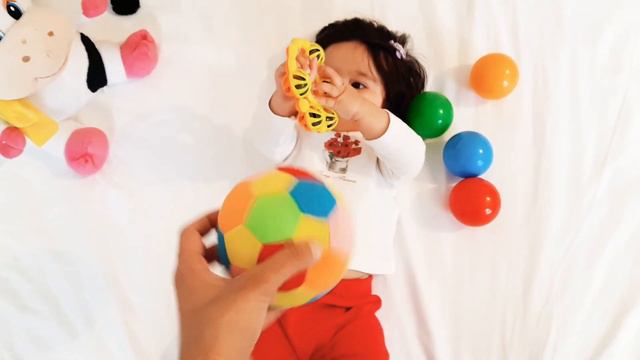 Сара играет с погремушками смотреть онлайн