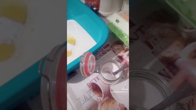 3ст. кефира. 3ст. муки. 3 яйца. соль щепотка 2ч.л. разрыхлителя. сахар по вкусу смотреть онлайн