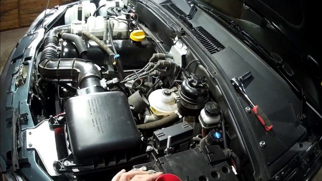 Штатный аккумулятор Лада Нива. Проверка уровня электролита. смотреть онлайн