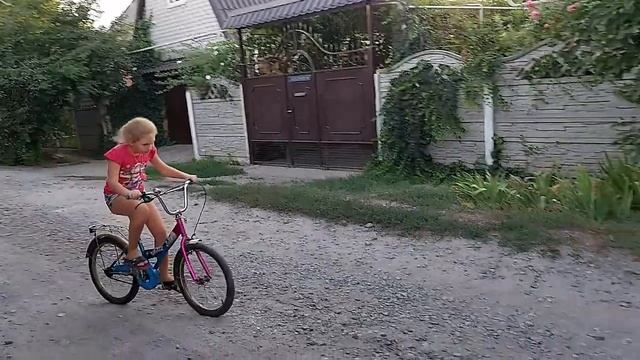 Как учиться ездить на велосипеде и НЕ ПАДАТЬ?! смотреть онлайн