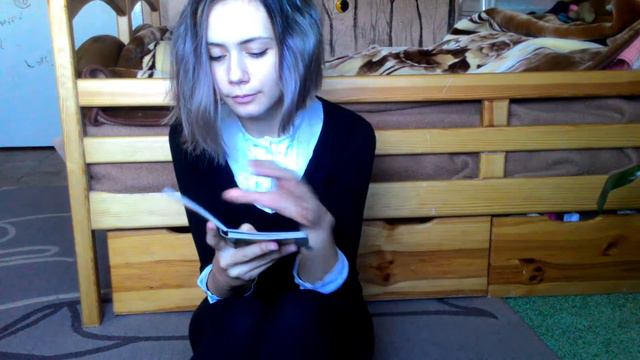 Мама снимает видео для доченьки, которая плотно подсела на ютуб смотреть онлайн