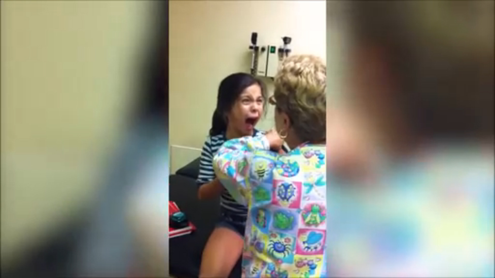 Девочка очень сильно боится уколов