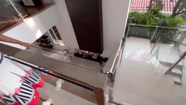 TEM um estranho DORMINDO no acampamento QUE ele fez na nossa CASA - Lara e Familia смотреть онлайн