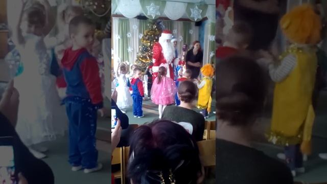 Вика на утренике2016 часть 2 ( ловим снежинки) смотреть онлайн