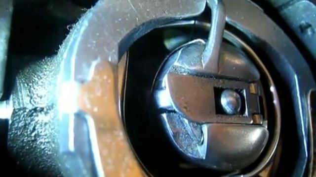 Швейная машинка   рвет нижнюю нить Чайка 3