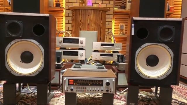 Винтажная аппаратура: ресивер McIntosh MAC-4100 и колонки JBL Lancer 101 смотреть онлайн