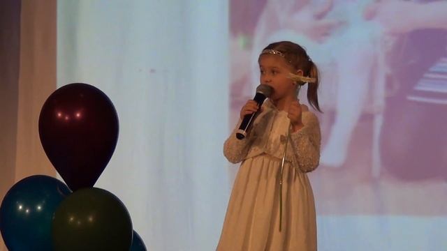 Маруся Согрина "Научила на ромашке меня бабушка гадать" смотреть онлайн