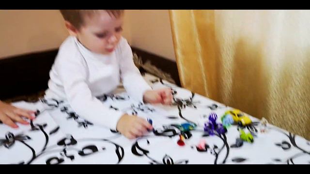 Kinder СЮРПРИЗ. Шоколадное яйцо. Родион и Диана открывают шоколадные яйца. смотреть онлайн