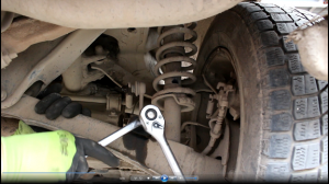 Замена втулок и стоек заднего стабилизатора на Mitsubishi ASX Мицубиси АСХ 1,8 2013 года