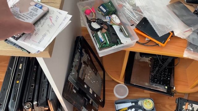 Рабочее место нашего мастера по ноутбукам Тимофея смотреть онлайн