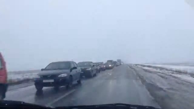 Образовалось пробка из-за бегства людей из Донецка смотреть онлайн