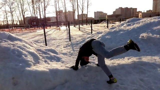 Самый новый танец 2017. Пацан танцует, как.... смотреть онлайн