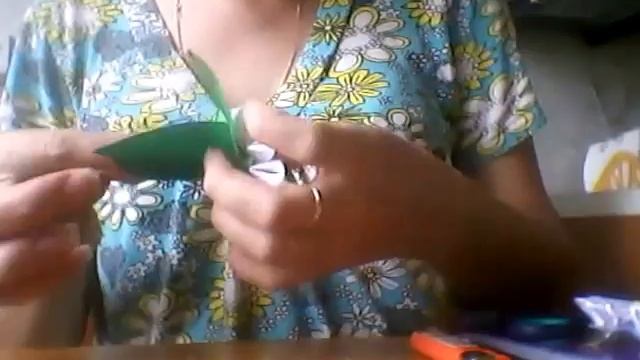 Канзаши. Ромашка из атласной ленты для начинающих. Часть 2 смотреть онлайн