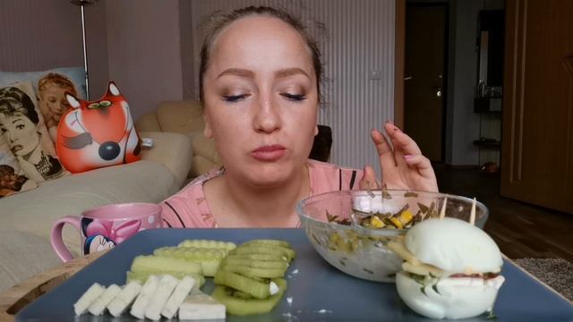 День на РАСЛАБОНЕ ? / ЯЙЦА-БУРГЕРЫ / САЛАТ С МОРСКОЙ КАПУСТОЙ / МУКБАНГ смотреть онлайн