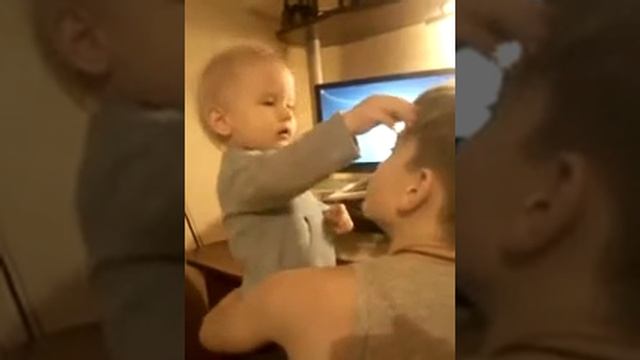 Младший брат заставляет старшего делать уроки !!! смотреть онлайн