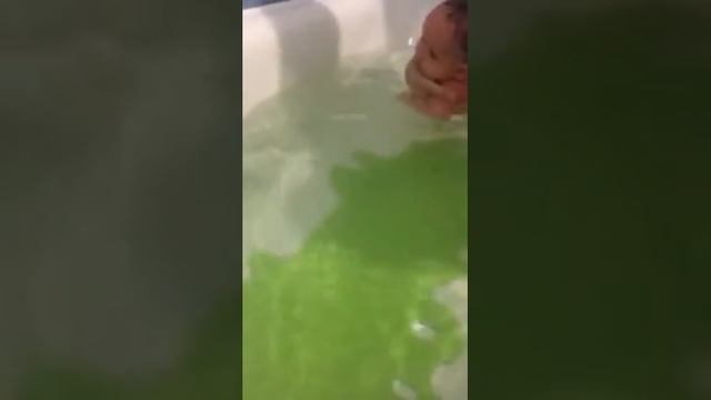 Учим младенца нырять.2 этап.купание малыша закаливание смотреть онлайн