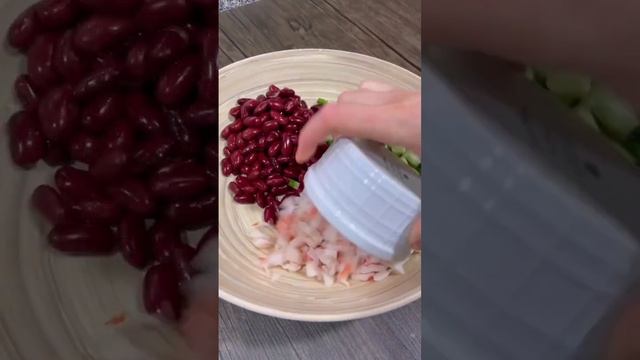 Рецепт самый вкусный салат крабовый салат.Рецепт салата то что есть под рукой смотреть онлайн