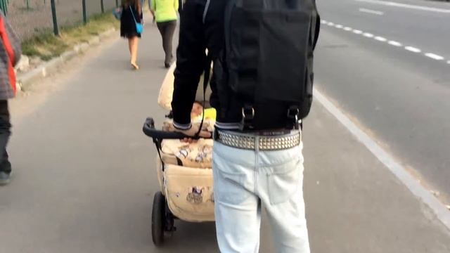 Как отцы играют с малышом в коляске? RMM As fathers are playing with a toddler in a stroller? смотреть онлайн