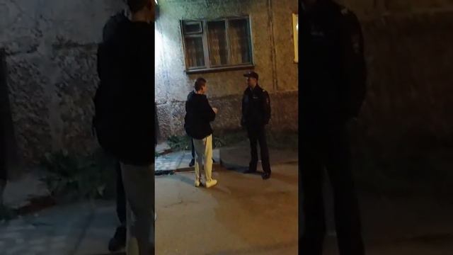 ПОЛИЦЕЙСКИЕ СКАЗАЛИ,ЧТО ИМ ЕСТЬ 18 ЛЕТ БЕЗ ВСЯКИХ ДОКОЗАТЕЛЬСТВ,А У МЕНЯ ПОПРОСИЛИ ДОКУМЕНТЫ И ЗАЯВ смотреть онлайн