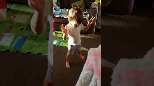 Мои ноги молодцы. Маленькие дети танцуют смотреть онлайн