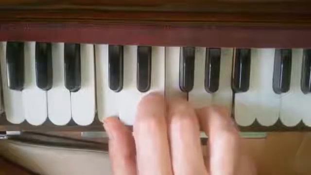 Аккорды гармошка киртан. Харе Кришна. Chords Maha Mantra Kirtan Harmonium Tutorial. Yamuna Devi