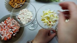 Салат с крабовыми палочками и кириешками