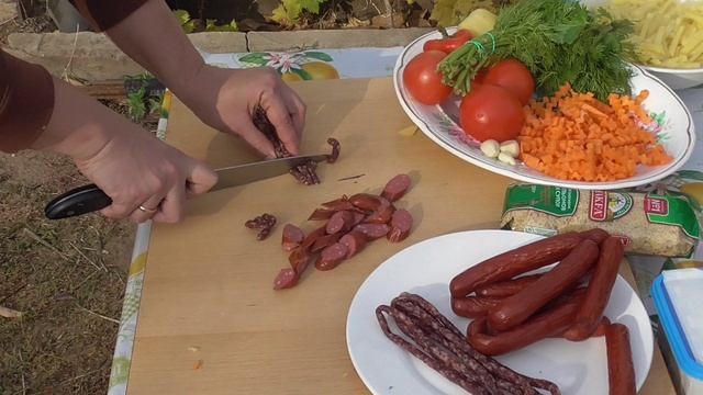 Сырный суп с копчеными колбасками в казане