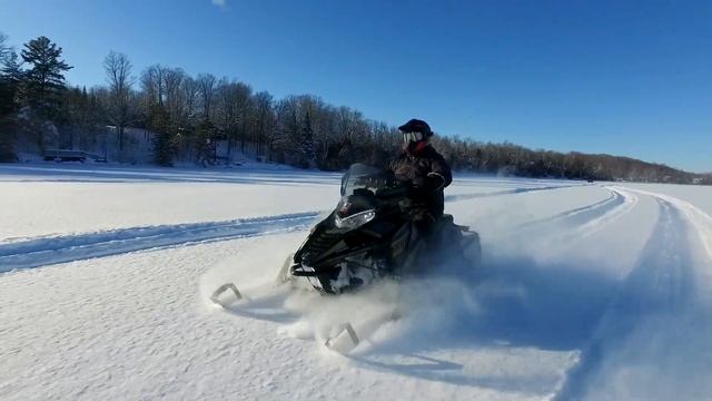 2-Stroke vs 4-Stroke Snowmobiles - What's the Difference? Comparing a New Yamaha to a Used Ski-Doo смотреть онлайн