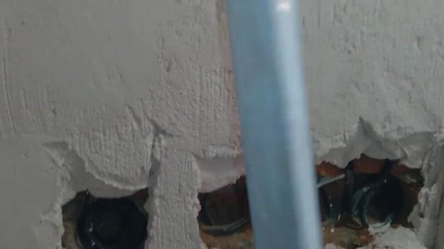 Откосы по гипсовым маякам .нанес черновой слой