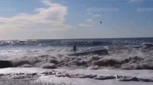 В Сочи мужчину унесло в море во время шторма