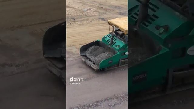 Погрузчик везет асфальтоукладчику #Shorts #асфальтирование смотреть онлайн