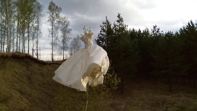 ветер раздувает пышную юбку смотреть онлайн