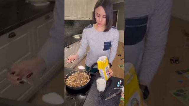 Бомбический ужин! Курица, грибы, картошка в духовке. Праздничное блюдо смотреть онлайн