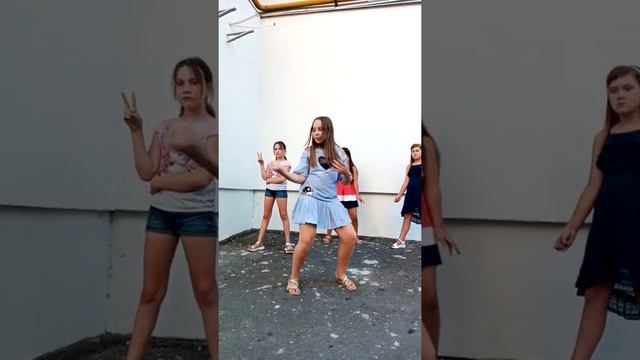 Танец под Пикачу смотреть онлайн