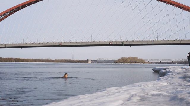 Плавание весной в реке. Первая попытка после долгого перерыва. смотреть онлайн