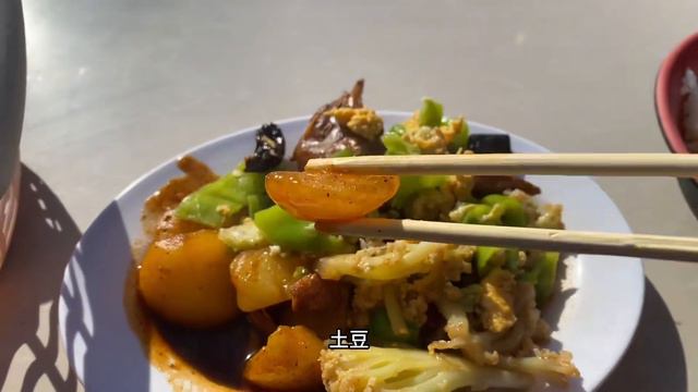 工地8元自助餐，一共20几种菜，不限量随便吃，老板会亏吗？ смотреть онлайн