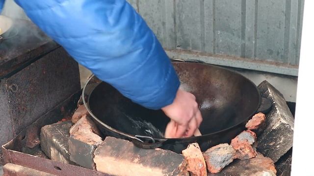 Лапша ВОК в казане на костре смотреть онлайн