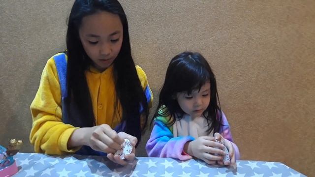 Распаковка киндер сюрпризов, шоколадные яйца с сюрпризами, пластиковые яйца с сюрпризами