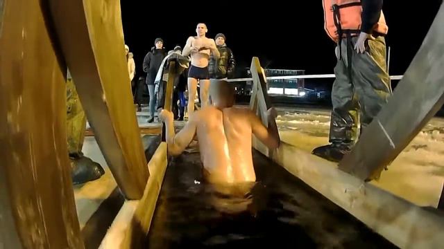 Первый раз купался в проруби смотреть онлайн