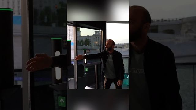 Омар заходит в ресторан | Омар в Большом городе #shorts смотреть онлайн